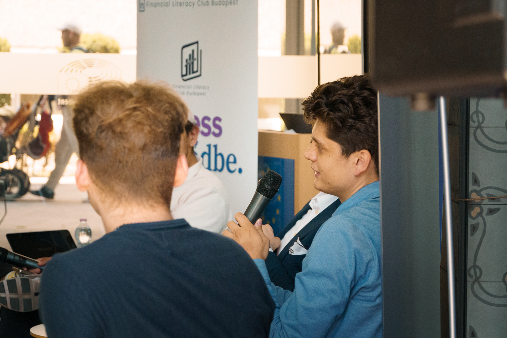 Vendégelőadó prezentál FLC eseményen